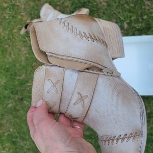 Roan boots 6.5 Light colored Leather ankle zip gorgeous booties.